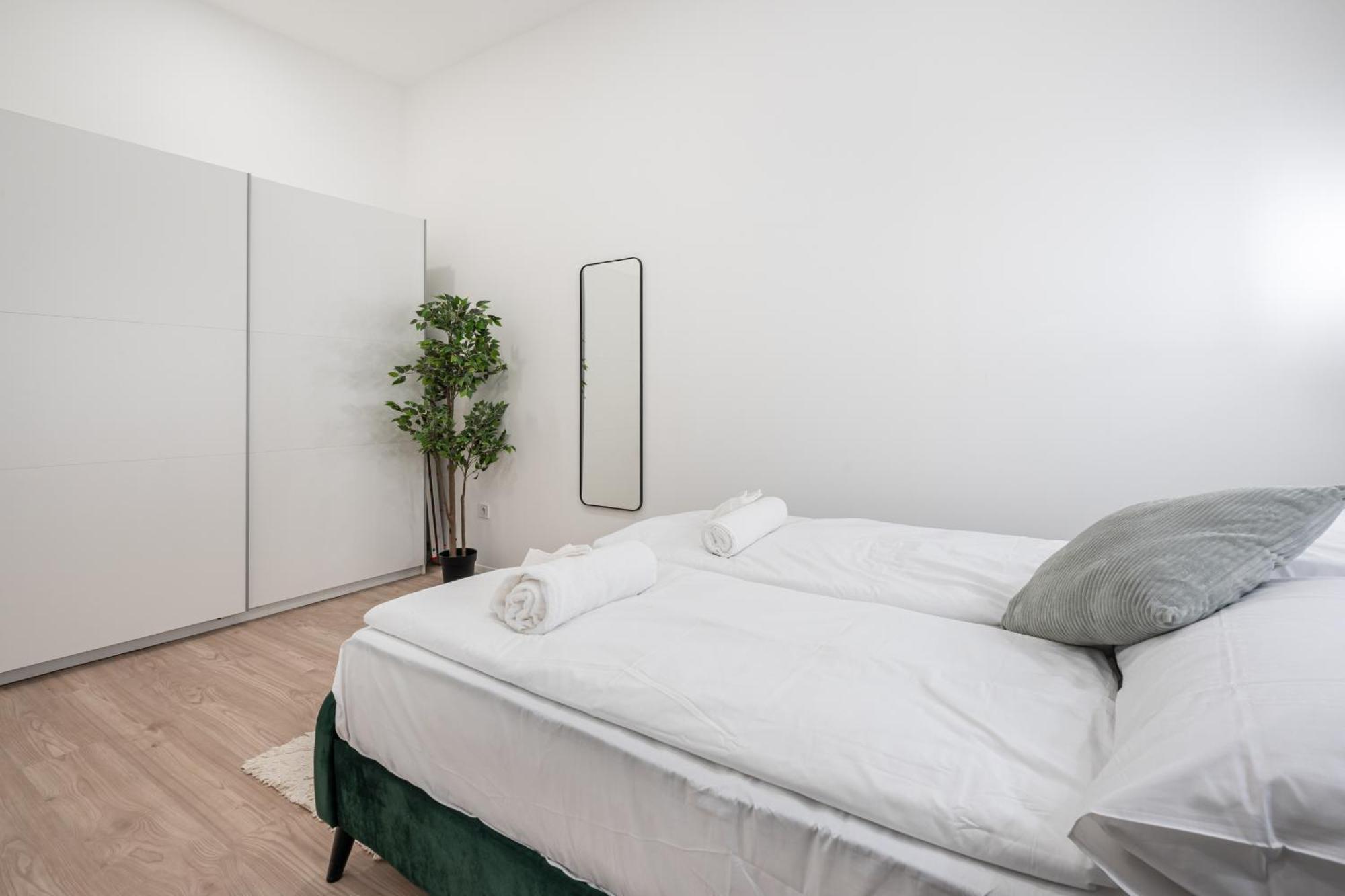 Kl31 - Urban Escape - Prime Location - Klauzal Square By Bqa Appartement Boedapest Buitenkant foto