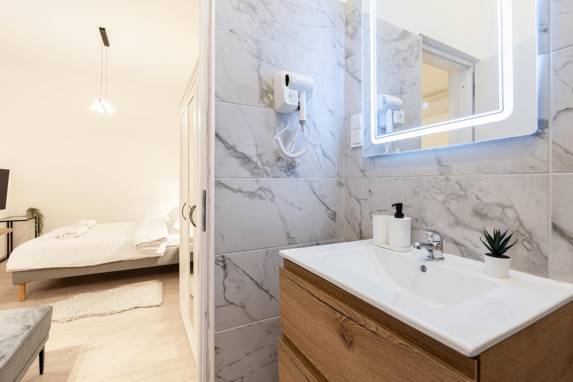 Kl31 - Urban Escape - Prime Location - Klauzal Square By Bqa Appartement Boedapest Buitenkant foto